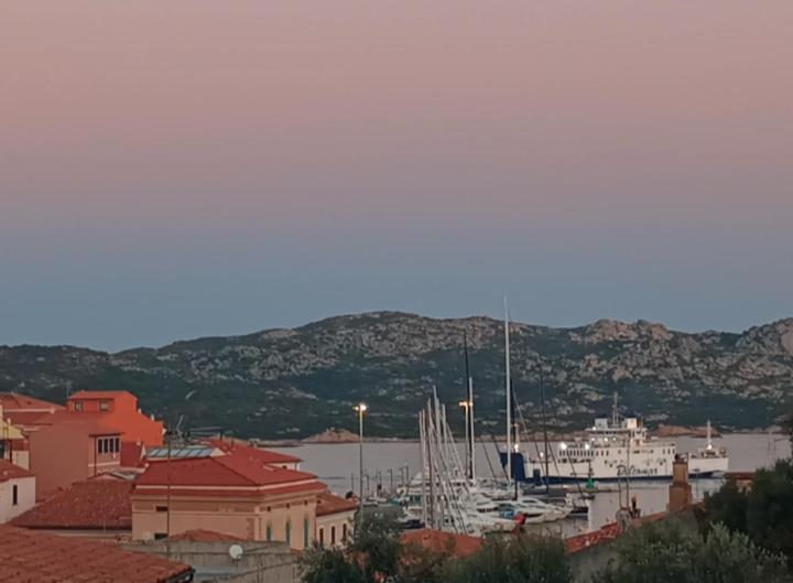 Appartamento La Terrazza - Localita Cala Gavetta Ла Мадалена Екстериор снимка